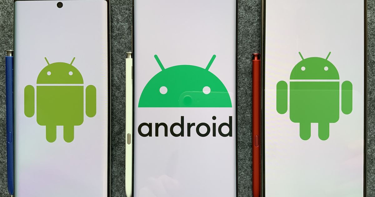 Three Samsung Galaxy Note phones side by side on grey felt, each screen showing an Android robot or the Android wordmark, with a stylus beside each phone